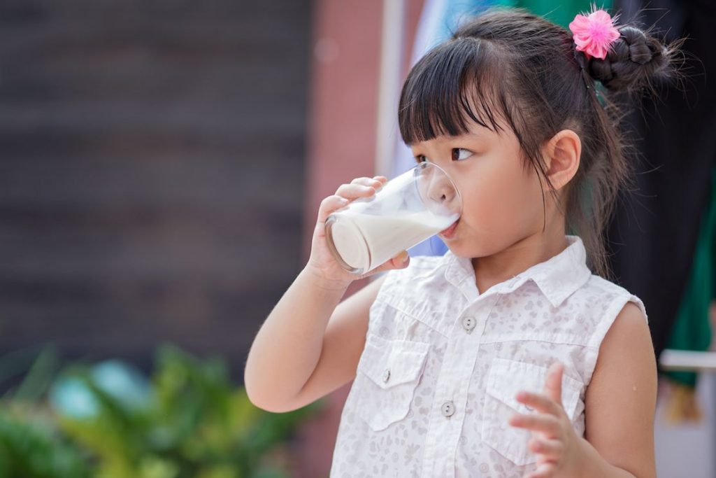 Mengetahui Apa Saja Tips Memilih Susu Penambah Berat Badan Anak